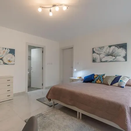 Homestay Bedrooms With Ensuite Bathrooms *