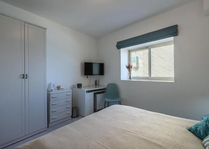 Bedrooms With Ensuite Bathrooms *