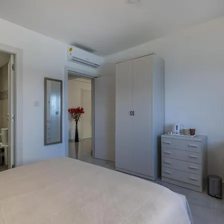 Bedrooms With Ensuite Bathrooms 斯利马