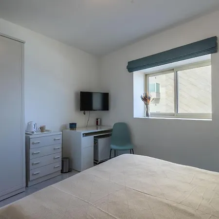 Bedrooms With Ensuite Bathrooms *